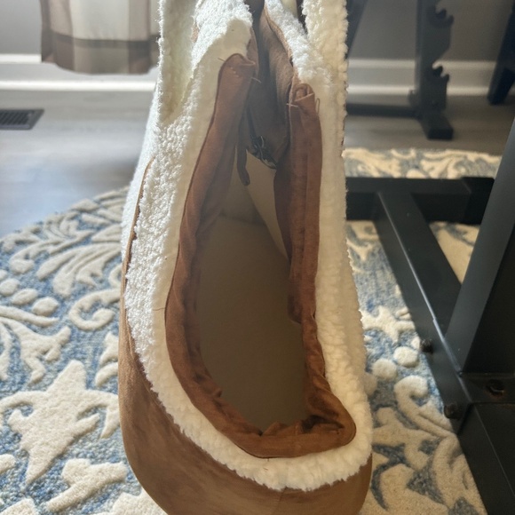 Koolaburra by UGG Faux Suede and Sherpa Pet Carrier - Picture 3 of 9